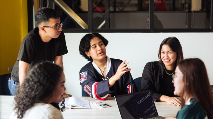 Kuliah Karyawan di Program Studi Ilmu Komunikasi S1 Dengan Pilihan Kampus Terbaik di Bekasi 2026