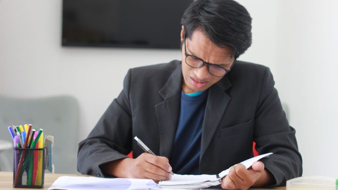 Kuliah Administrasi Bisnis Sambil Kerja