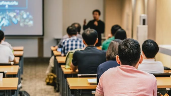 Masih Ragu Kuliah Sambil Kerja? Ini 7 Keuntungannya!